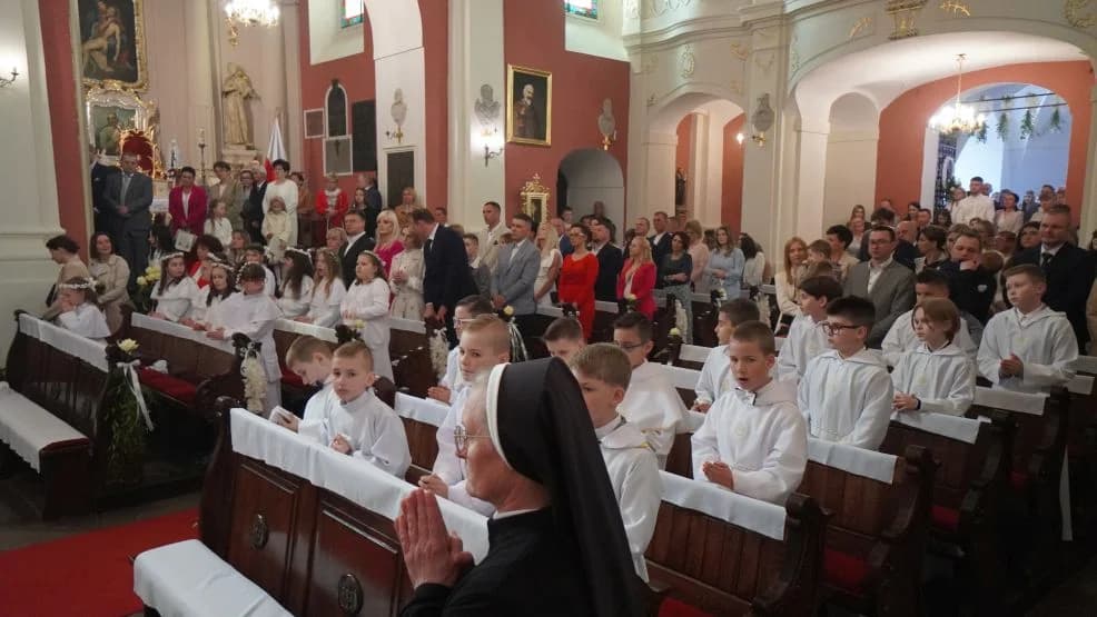 Pierwsza Komunia Święta w parafii św. Marcina w Jarocinie. Rodzice podarowali relikwiarz [ZDJĘCIA]