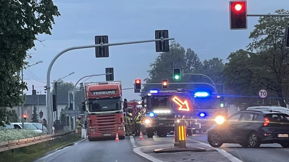 Kierowca zakleszczony w busie. Zderzenie z ciężarówką na DK11