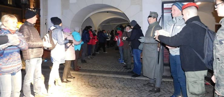 Ponad 200 osób na rynku w dwóch kolejkach. Tak przenieśli tysiące książek [WIDEO]