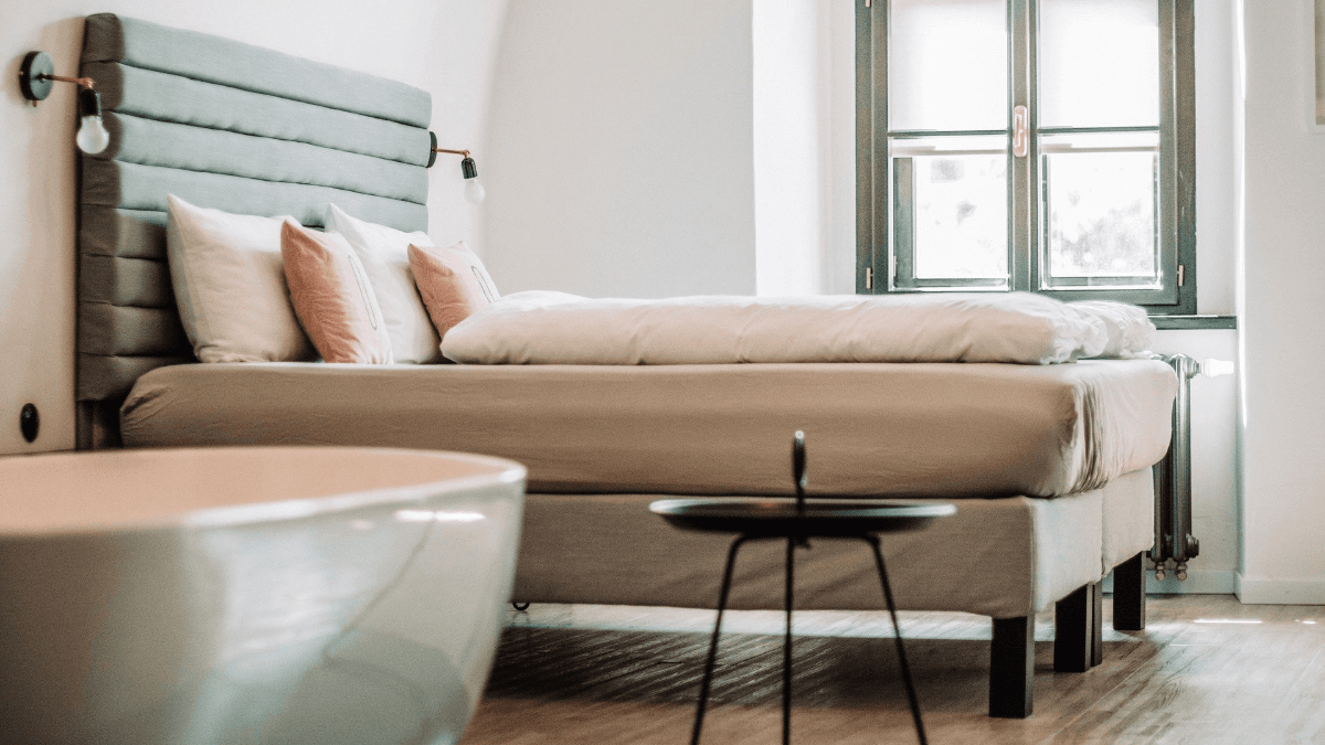 Od dzisiaj nowe zasady. Co z hotelami i basenem?