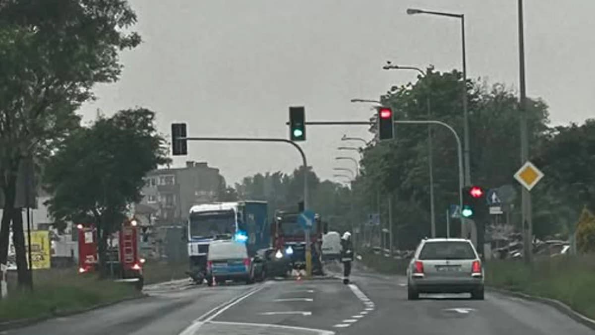 Czołowe zderzenie na ulicy Powstańców Wlkp. w Jarocinie. Jedna osoba w szpitalu