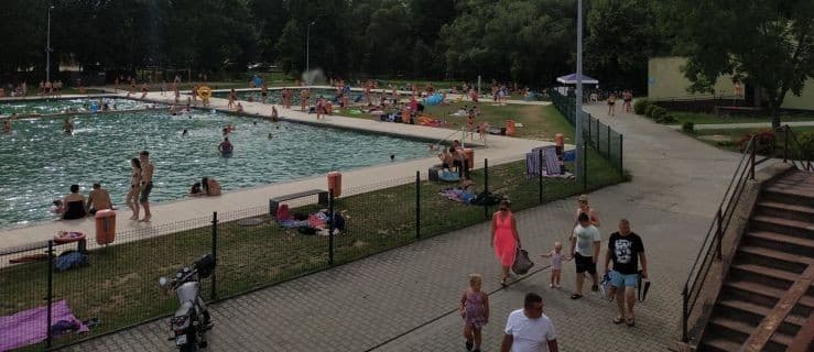Choć trwa pandemia to ludzi na basenie nie brakuje [ANKIETA]