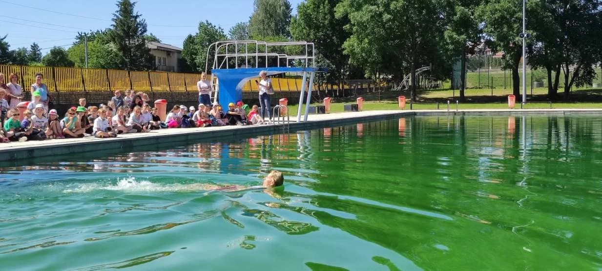 Taka sytuacja może zastać nad wodą każdego. Zaczynają się wakacje. Ratownicy w Żerkowie pokazali, jak pomóc tonącemu [ZDJĘCIA]