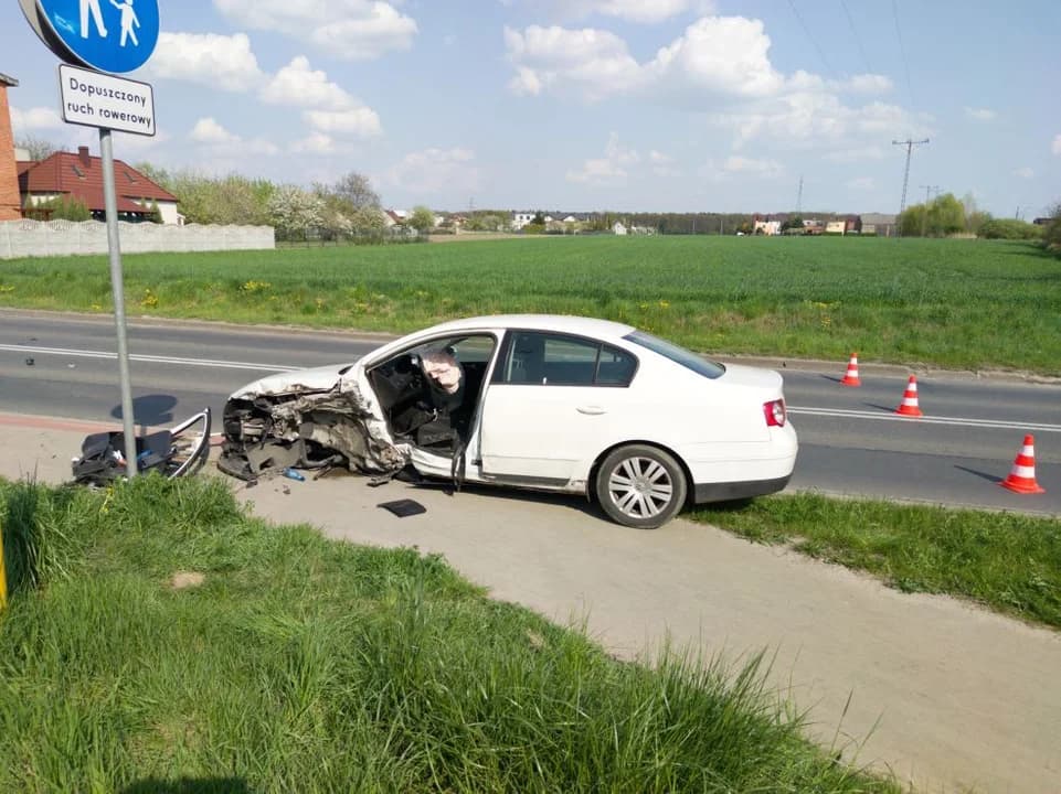 Zderzenie volkswagena z ciężarówką na DK 15 w Jarocinie [ZDJĘCIA]