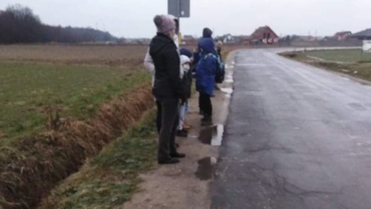 Jarocin. Dlaczego dzieci muszą stać na wąskim poboczu czekając na autobus?