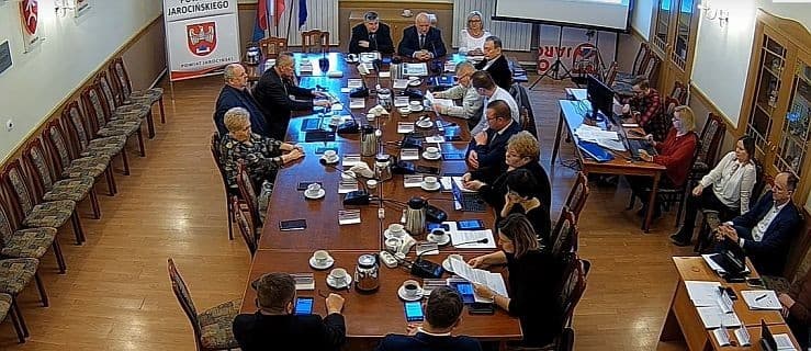 Ostre oskarżenia pracownika starostwa na sesji w powiecie [AKTUALIZACJA]