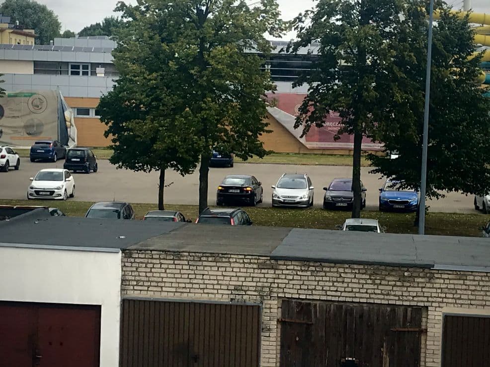 Całe osiedle to słyszy. Poszukiwany właściciel czarnego forda zaparkowanego przed Aquaparkiem [AKTUALIZACJA]