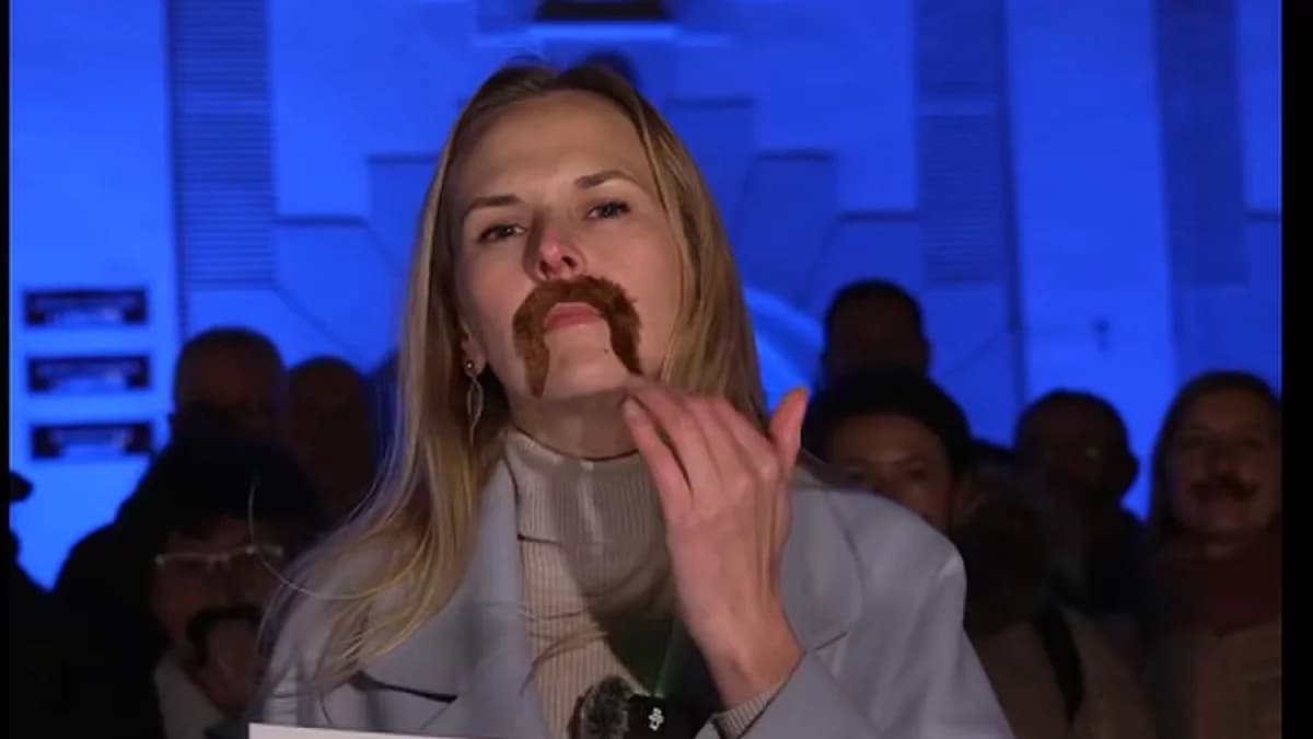 Burmistrz z wąsami na rynku? A z nią radni, też z wąsami. O co chodzi? Akcja Movember w Jarocinie