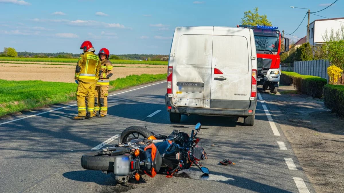 Zderzenie motocyklisty z autem dostawczym na DK 12 w Jaraczewie [ZDJĘCIA]