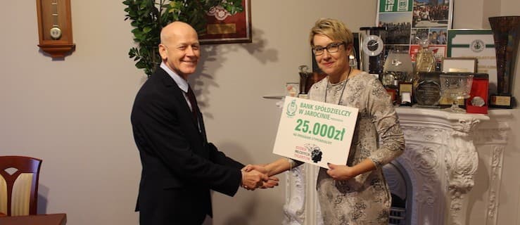Zamiast kwiatów na rocznicę banku, poproszeni zostali o wsparcie fundacji. Ile udało się zebrać?