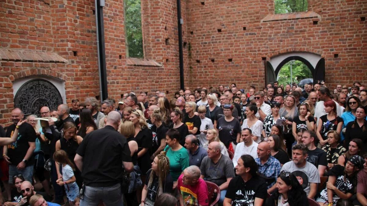 Jarocin Festiwal 2026. Msza święta w intencji zmarłych muzyków zgromadziła tłumy wiernych [ZDJĘCIA, WIDEO]