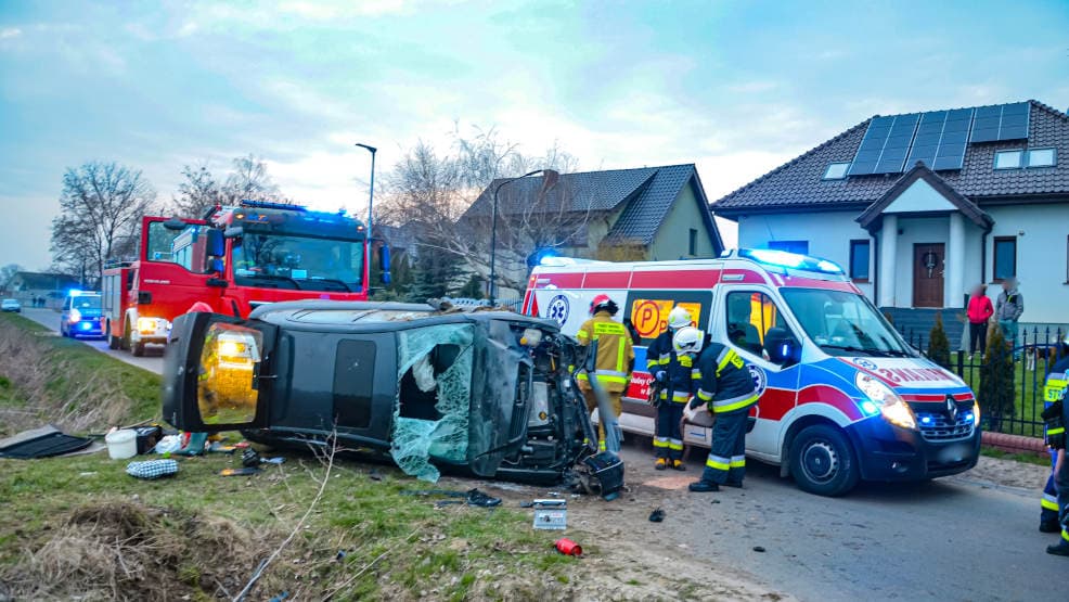 Oplem uderzył w betonowy przepust. Od kierowcy była wyczuwalna woń alkoholu [ZDJĘCIA]
