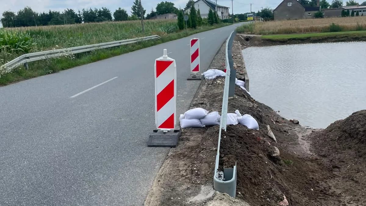 Podmyta jezdnia po nawałnicy. Strażacy zabezpieczyli niebezpieczne miejsce