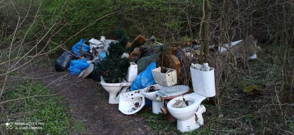 Sedesy, opony, bębny po pralkach zaśmiecają park [ZOBACZ ZDJĘCIA]