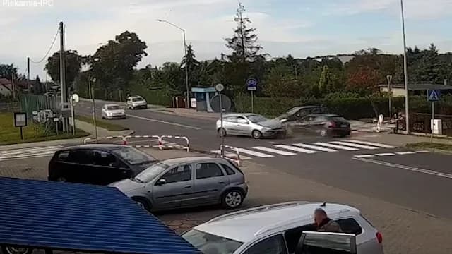 Kierowcy ignorują znak „STOP" na skrzyżowaniu Żerkowskiej i Maratońskiej. Nagrania zdarzeń