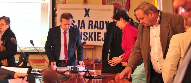 Jedni świętują wygraną w wyborach, inni się pakują
