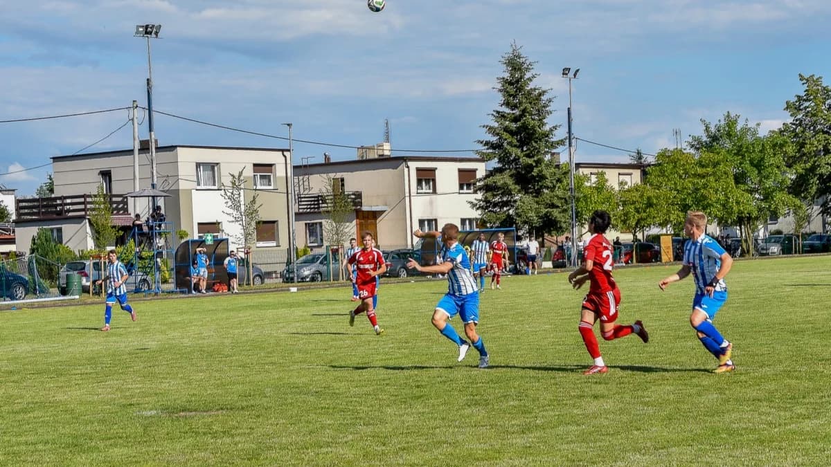 Derby Powiatu Jarocińskiego. Jarota wygrywa z LZS-em i zrównuje się punktami z Astrą Krotoszyn [ZDJĘCIA]