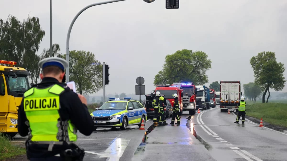 Wypadek między Jarocinem a Środą Wielkopolską. Na DK11 zderzyły się trzy pojazdy