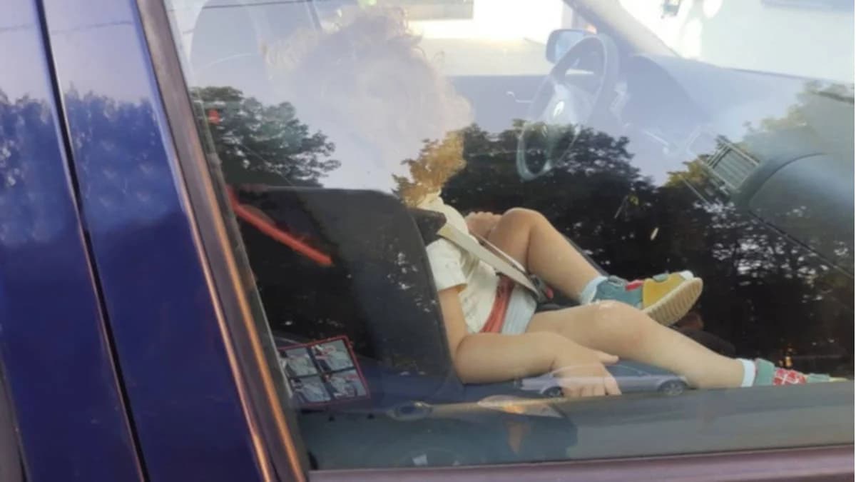 Uwaga, pilny komunikat policji. Dziecko zostawione w nagrzanym samochodzie.  Co grozi opiekunowi?