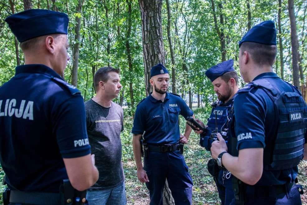 Pomnik prof. Jana Szyszko odsłonięty przy gwizdach i asyście policji [ZDJĘCIA]