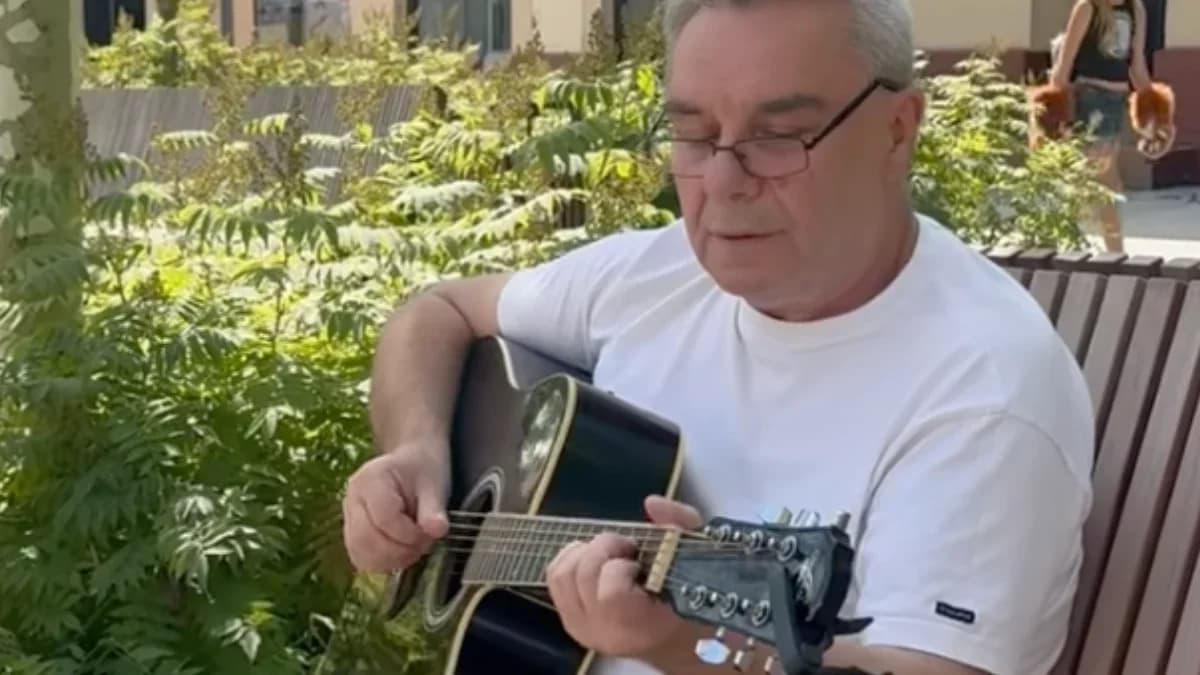 Wyszedł z gitarą na jarociński rynek i zachwycił przechodniów. Apeluje do kolegów [WIDEO]