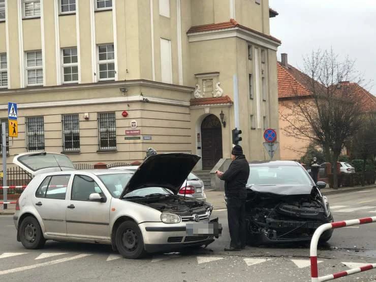 Zderzenie dwóch aut na skrzyżowaniu Kościuszki i Al. Niepodległości w Jarocinie