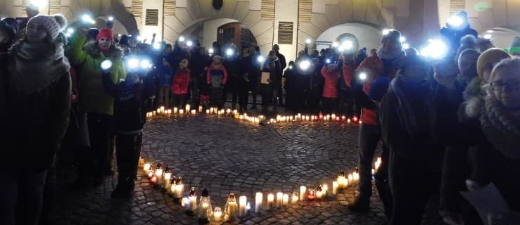 Kilkaset osób stanęło wczoraj na rynku "Murem za Owsiakiem" [FOTO, VIDEO]
