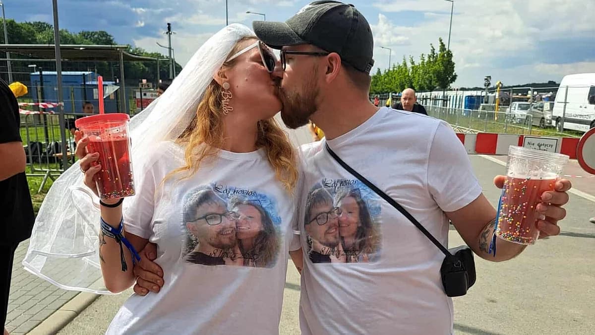 Ta miłość narodziła się na Jarocin Festiwalu dwa lata temu. Kaja i Tomasz wzięli ślub w ratuszu [ZDJĘCIA]