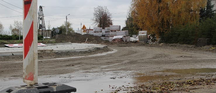 Nowe rondo w Zakrzewie to rzeka błota z wielkimi dziurami