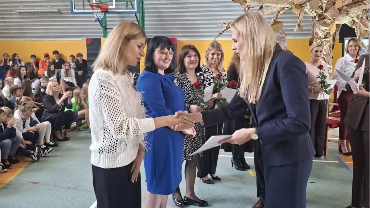 Podwójne święto jarocińskiej oświaty. Były życzenia, awanse i nagrody