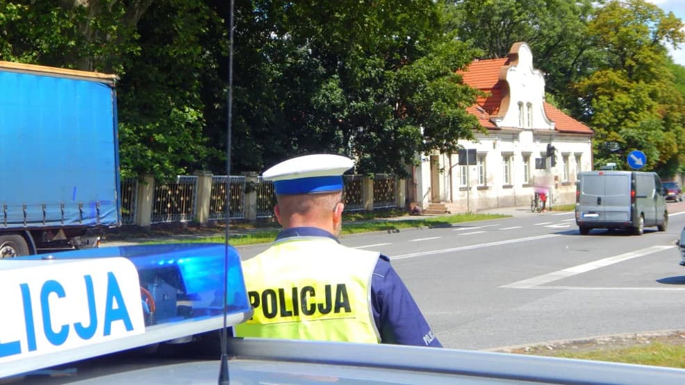 Policyjny pościg za kierowcą opla na DK 11. Uciekał nawet pieszo. Jaki miał powód? [ZDJĘCIA]