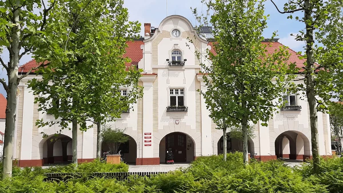 Jest praca w urzędzie z niezłym wynagrodzeniem i dodatkami. Kogo szuka magistrat i co oferuje?