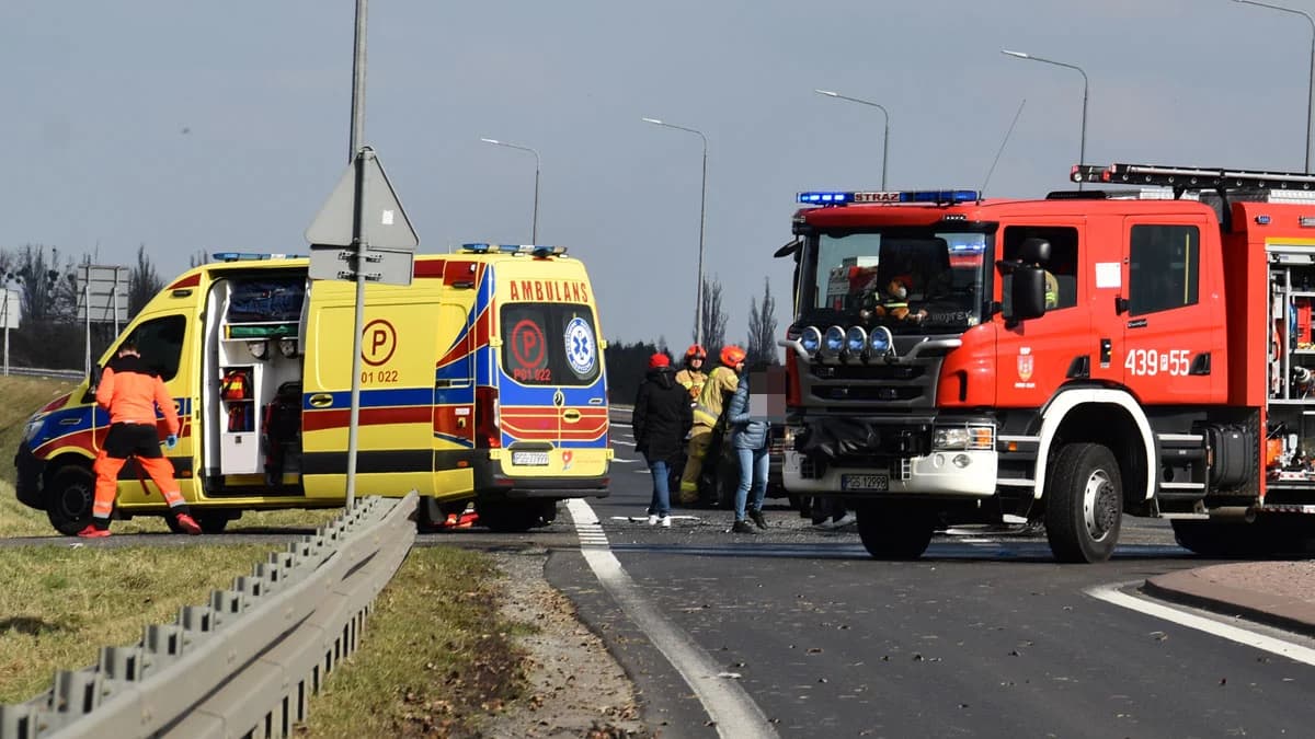 Niebezpieczna DW434 w drodze do pracy. Opel skończył w rowie, mieszkanka jarocińskiego -  w szpitalu