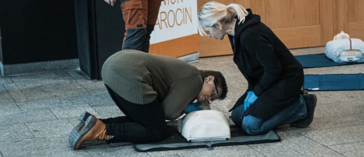Defibrylator w holu JOK-u. W razie potrzeby seniorzy go udostępnią