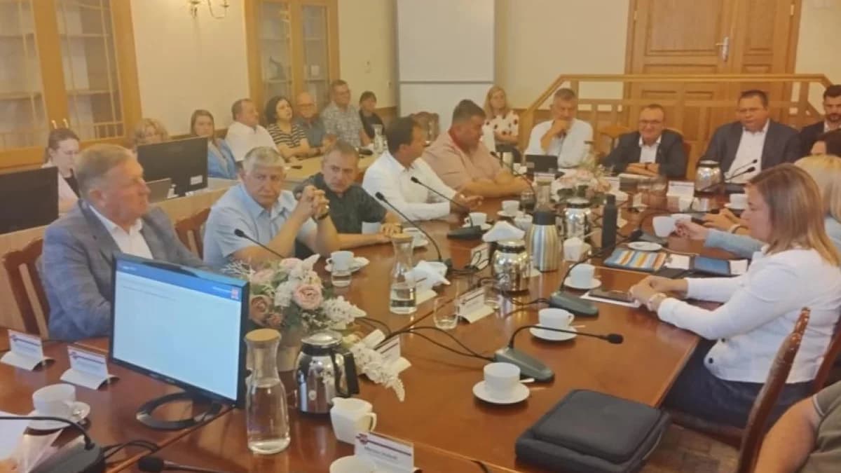 Debata o sytuacji jarocińskiego szpitala na specjalnym posiedzeniu powiatowej komisji zdrowia - zobacz naszą relację [TRANSMISJA, AKTUALIZACJE, ZDJĘCIA]