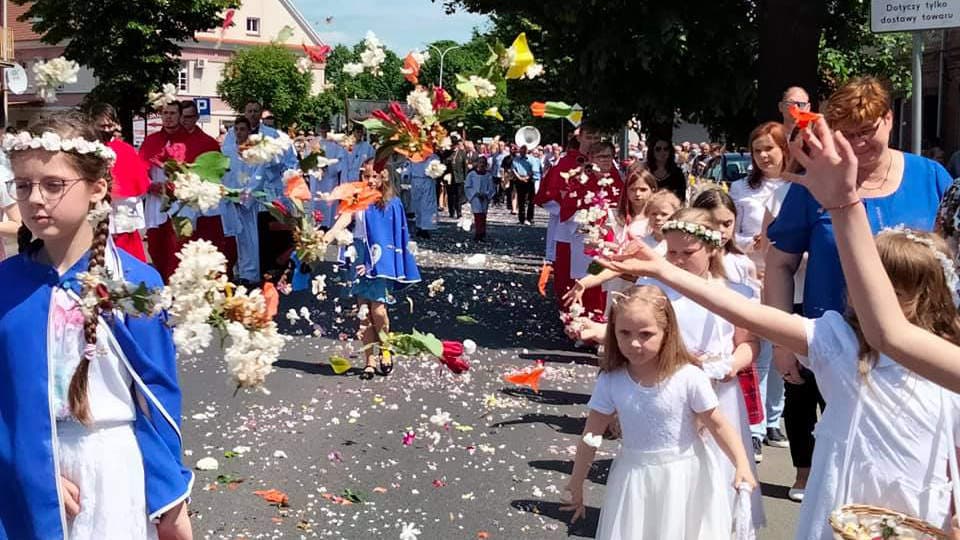 Jarocin. Jak wyglądała procesja Bożego Ciała z kościoła św. Marcina do Chrystusa Króla? [FOTO]