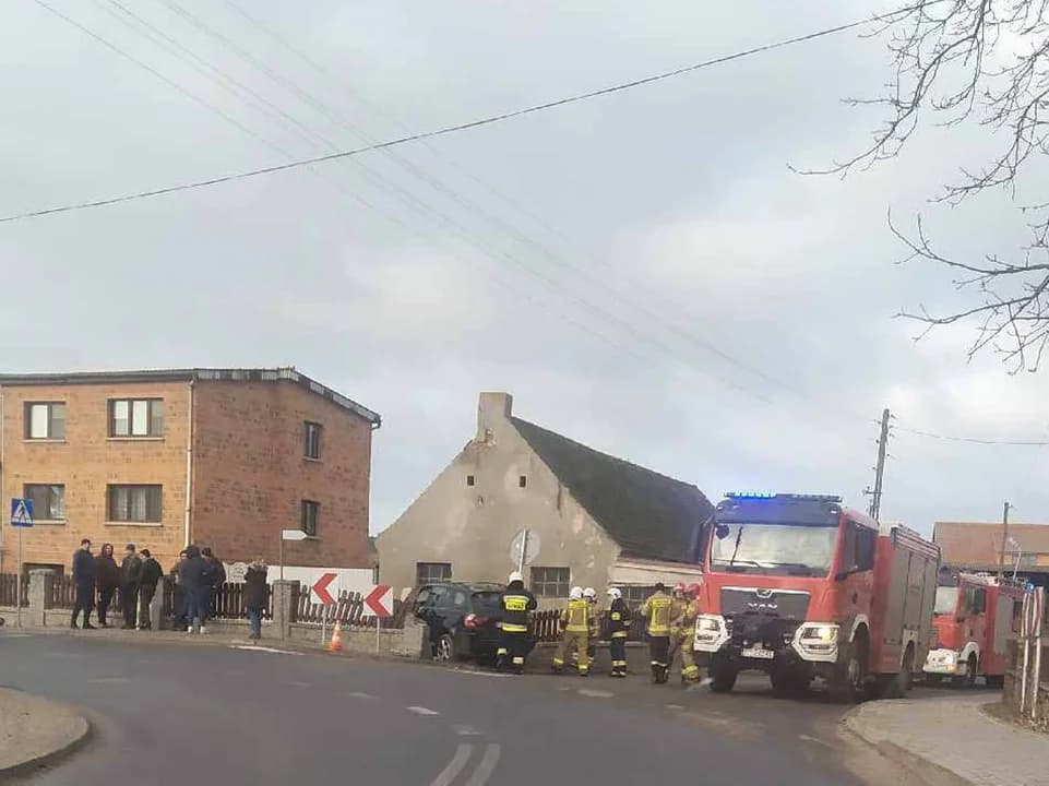 Zakończył jazdę w płocie. Kolizja w Raszewach. Kierowca pod wpływem