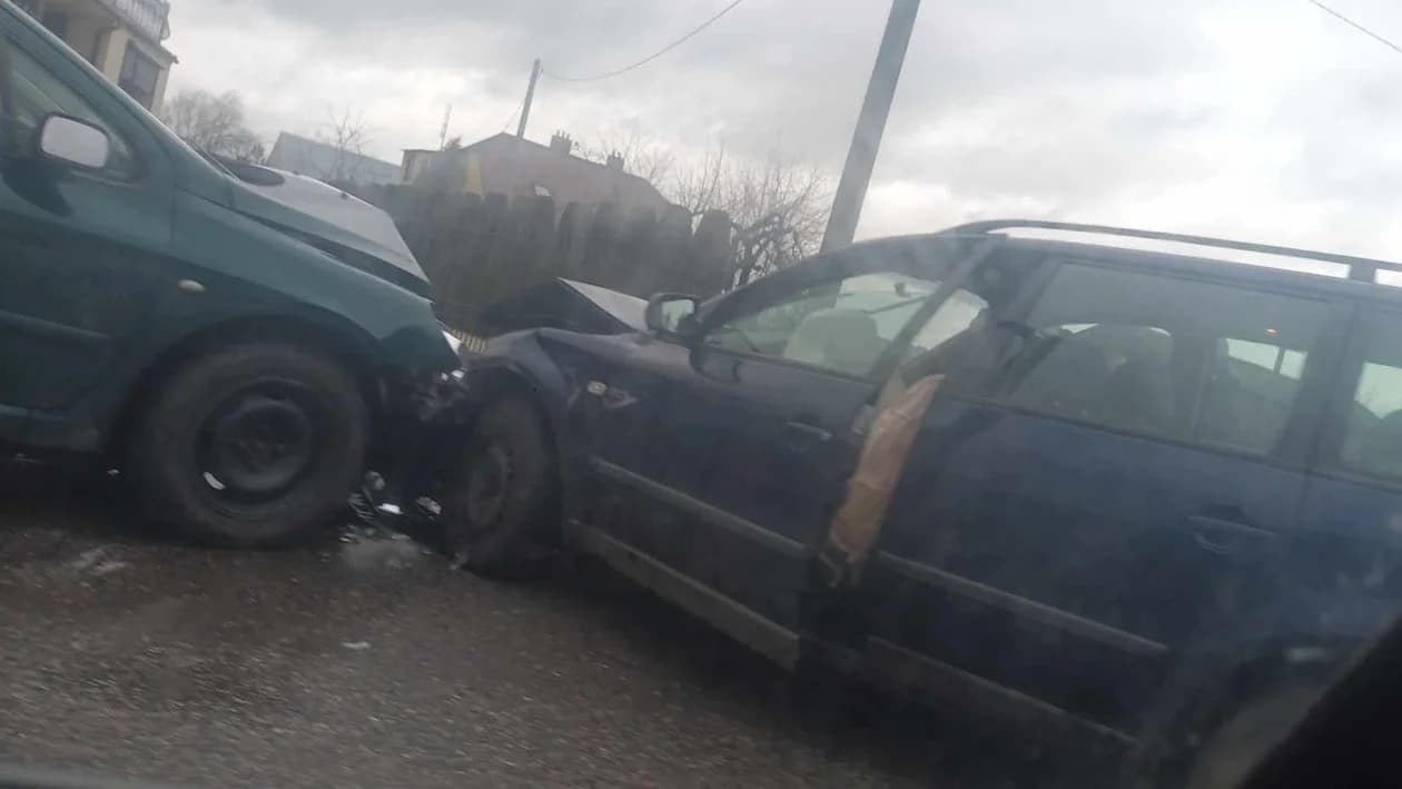 Zderzenie peugeota i volkswagena w Prusach. Są osoby poszkodowane