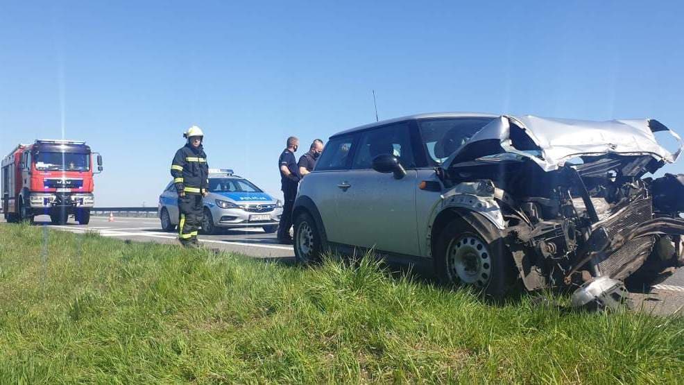 Utrudnienia na obwodnicy Jarocina. Auto osobowe uderzyło w barierki energochłonne [ZDJĘCIA]