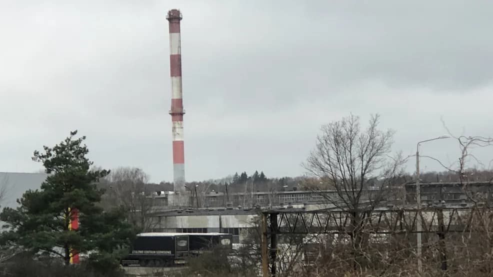 Wyburzą charakterystyczny 85-metrowy komin Jarocina [ZDJĘCIA, WIDEO]