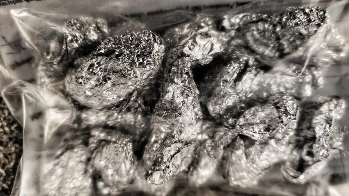 Widok nocnego patrolu wywołał u mężczyzn panikę. Nic dziwnego, że policjanci zwrócili na nich uwagę