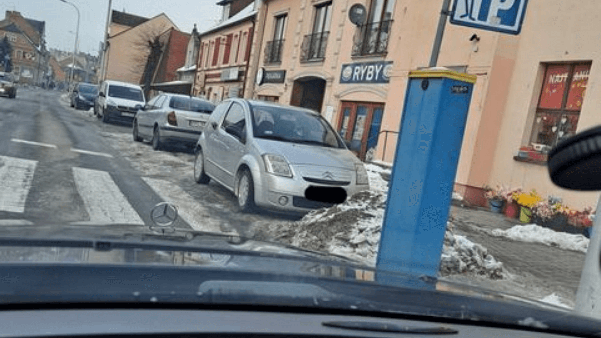 Skandaliczne zachowanie kierowcy. Zaparkował samochód na przejściu dla pieszych w Jarocinie. Jak prawidłowo parkować?