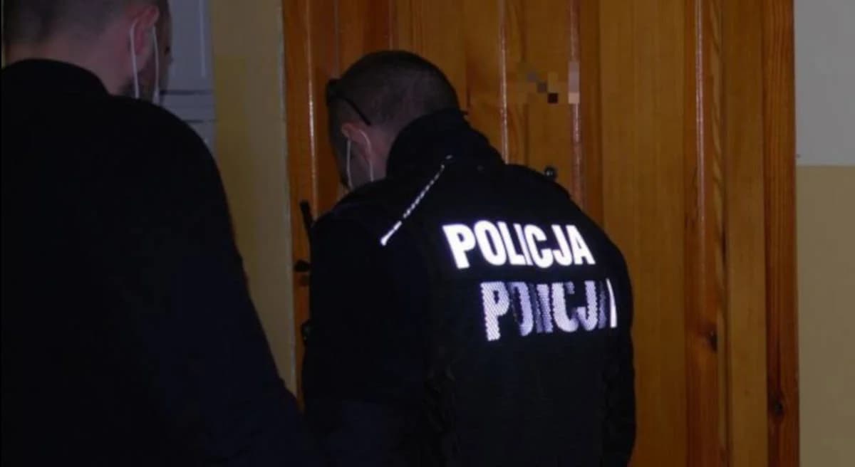 Służby zostały wezwane do Żerkowa, gdzie trzeba było otworzyć drzwi mieszkania. W środku znaleziono zwłoki mężczyzny