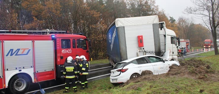 Wypadek na DK12. Strażacy uwalniają zakleszczoną osobę [ZDJĘCIA, WIDEO]