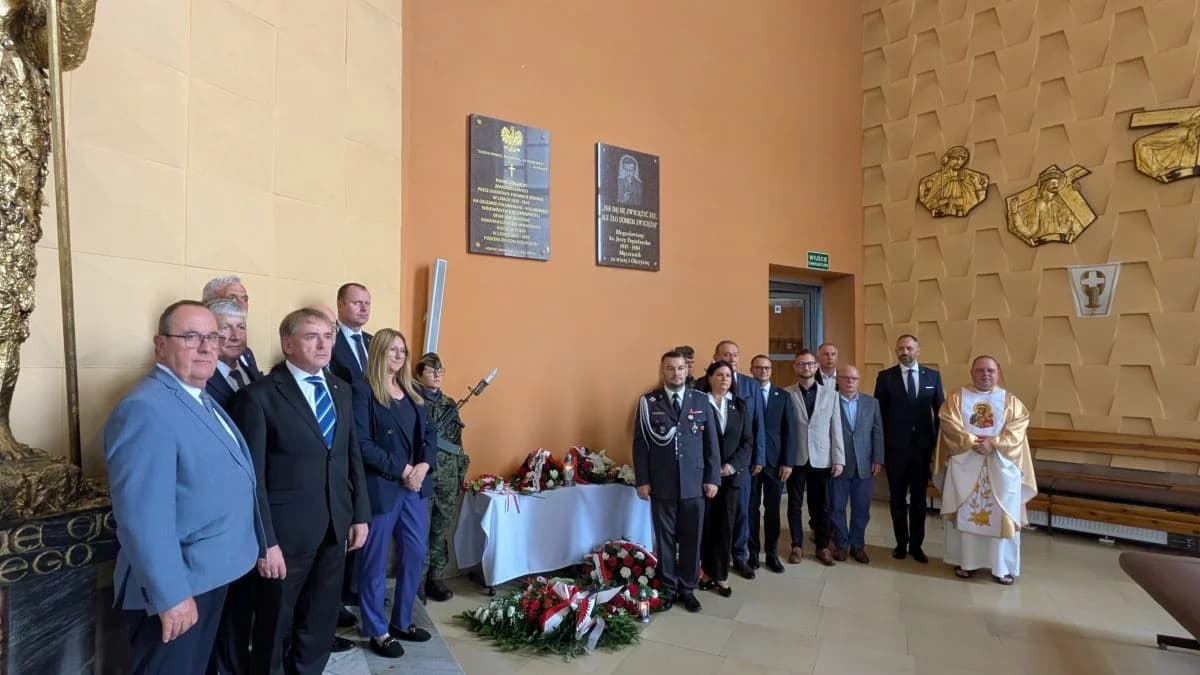 Jarocin pamięta o Wołyniu. Nowa tablica u Franciszkanów hołdem dla niemal 100 tys. pomordowanych Polaków [ZDJĘCIA, WIDEO]