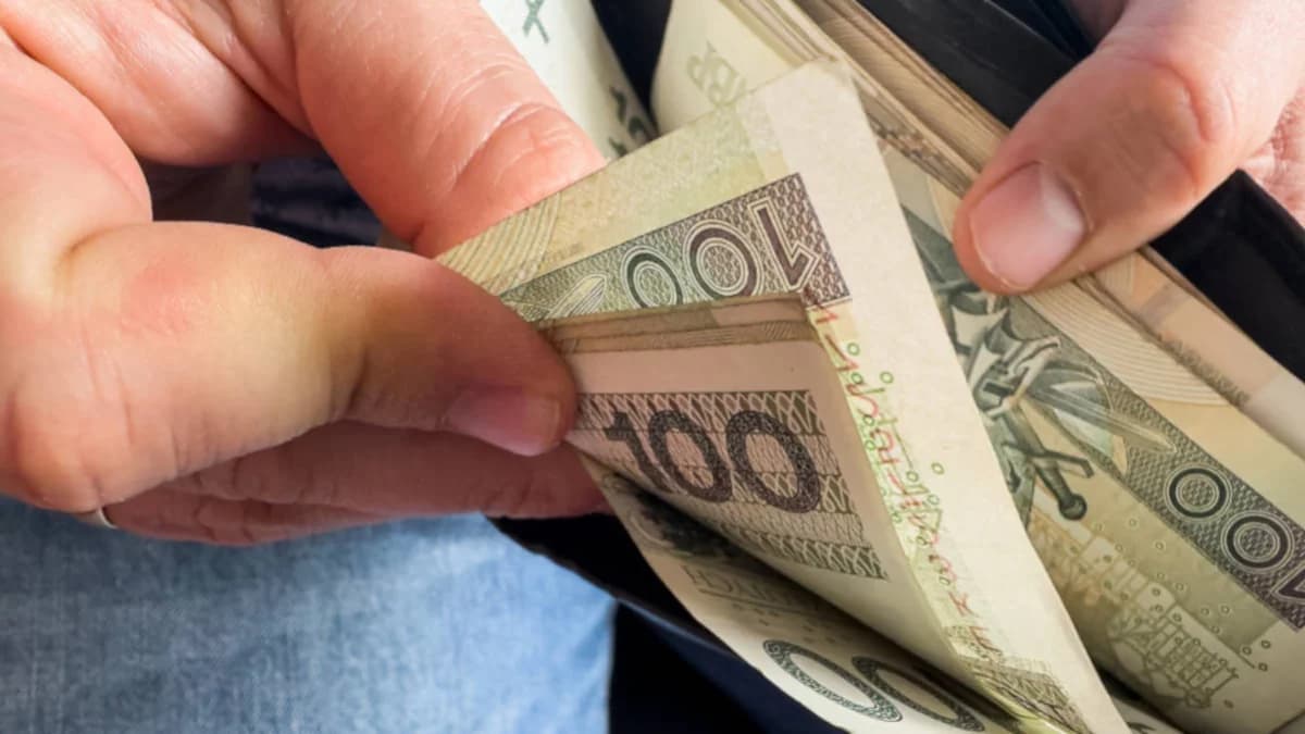 Nawet 831 zł miesięcznie może dostać bezrobotny, który znalazł sobie pracę. Jakie są zasady przyznawania tego dodatku? [SONDA]