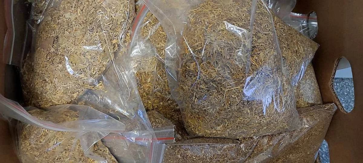 Policja zrobiła nalot na sklep w Jarocinie. Zabezpieczono papierosy i tytoń bez akcyzy