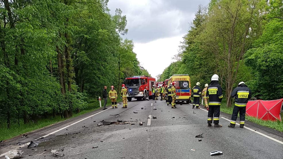 Zderzenie dwóch pojazdów na krajowej nr 11.  Kierowca seata nie żyje [AKTUALIZACJA]