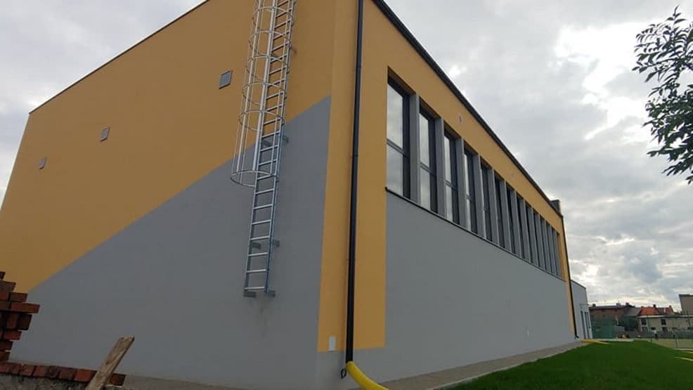 Z nowym rokiem szkolnym mieli otworzyć nową salę gimnastyczną. Okazało się, że obiekt w Górze zalała woda