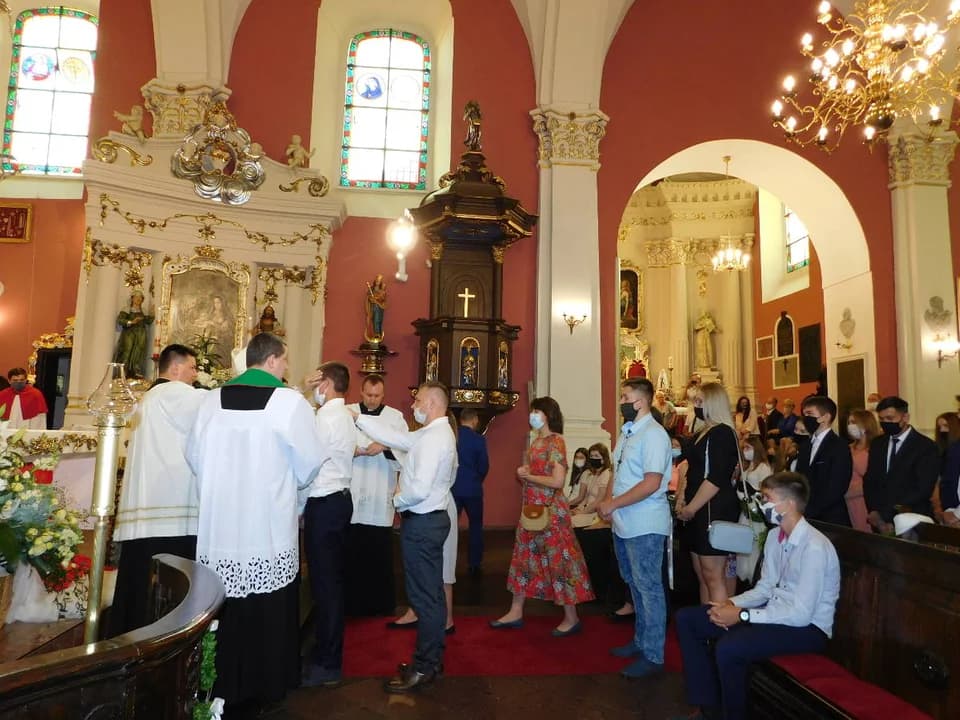Mniej osób uczęszcza do kościoła i przyjmuje komunię. Zdaniem Episkopatu dane są niemiarodajne